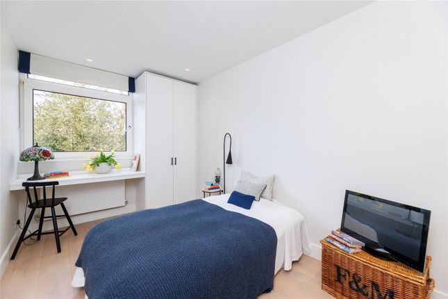 Flat for sale in Roundacre, Inner Park Road, Wimbledon, London