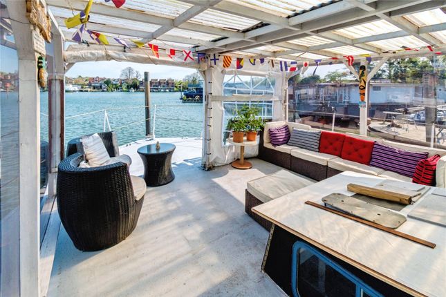 3-bed parking on Shearwater Houseboat,, Pettinger Gardens, Hampshire, £275,000