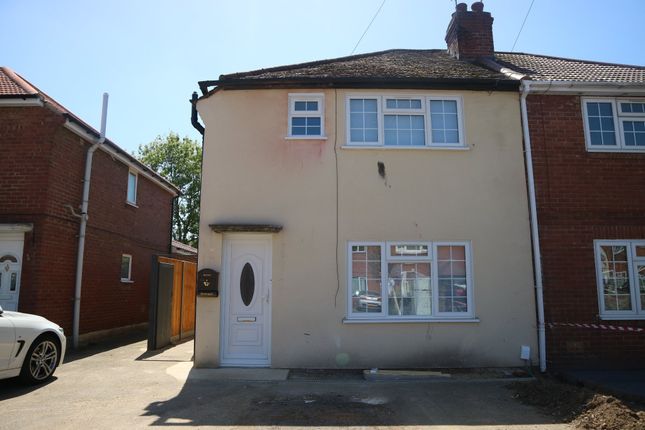 Flat to rent in Essex Avenue, Slough