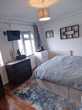 8, BOLSTER GROVE CRESCENT RISE WOOD GREEN, LONDON photo 4