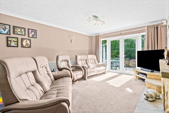 The Chalet, Woods Hill Lane, East Grinstead photo 4