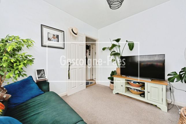 16, Worcester Park photo 2