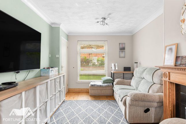 37, Hollyfield, Harlow photo 3