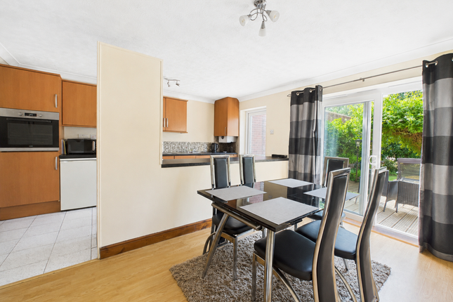 18, Bennetts Close, Slough photo 3