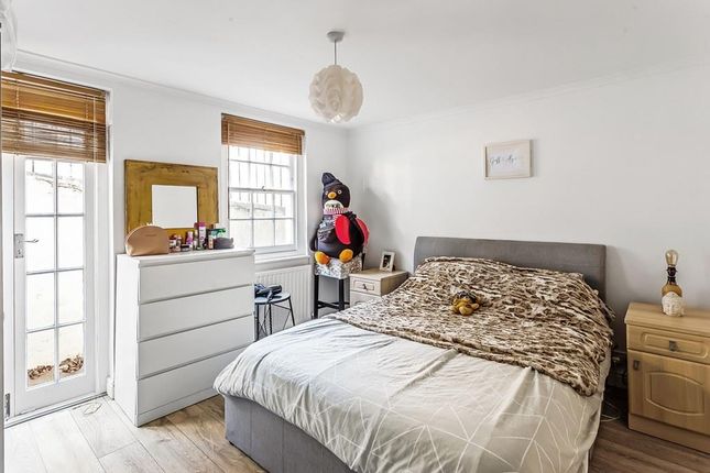 Flat for sale in Gravel Hill, Leatherhead