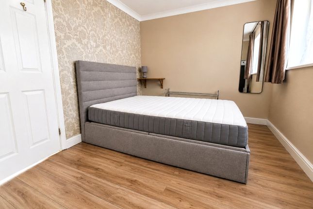 6, Highclere Court, Woking photo 4