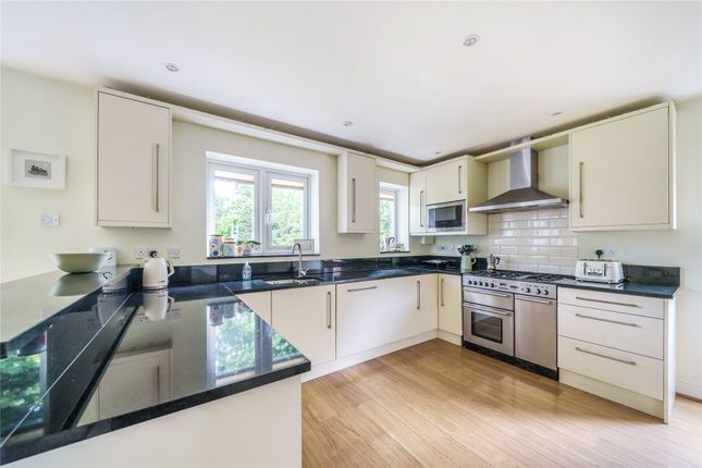 6, Myrtle Close, Surrey photo 4