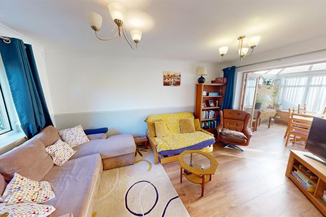 Cowslip Close, Horsham photo 3