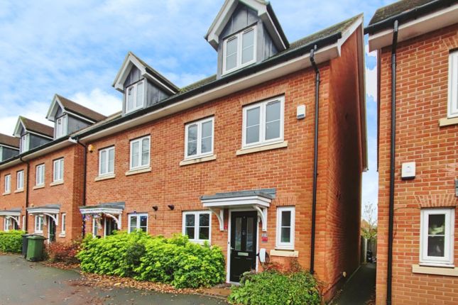 3-bed house on 10, Meyers Close, Slough, £580,000