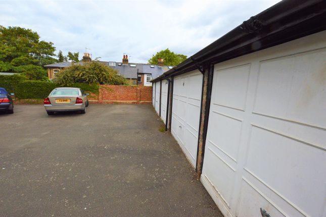Parking/garage to let in Tentelow Lane, Southall