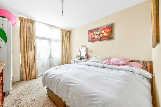 79, Swanton Gardens, London photo 4