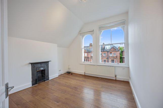 Flat to rent in Greencroft Gardens, London