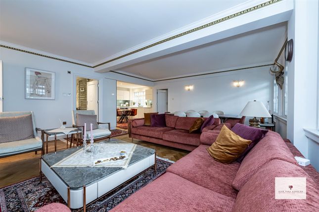 Flat 166, Chiltern Court, Baker Street, London photo 3