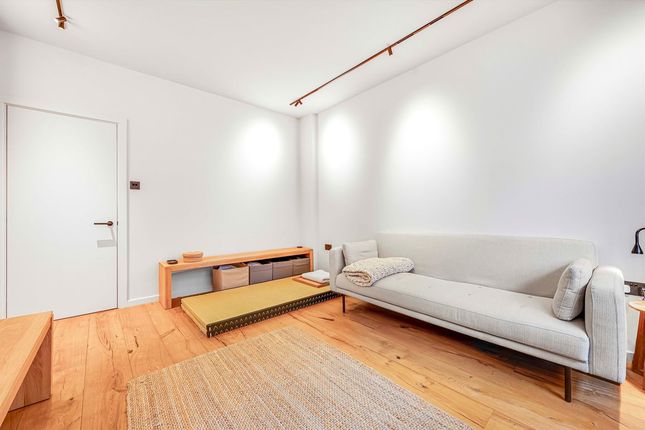 Flat 196, Russell Court, Woburn Place, London photo 4