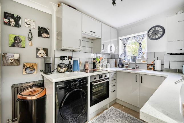 Basement Flat, 110, Galsworthy Drive, Reading photo 3