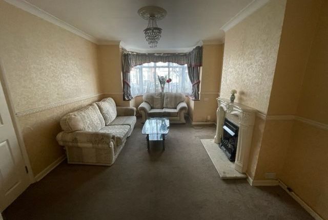 52 Neville Road, Luton photo 3