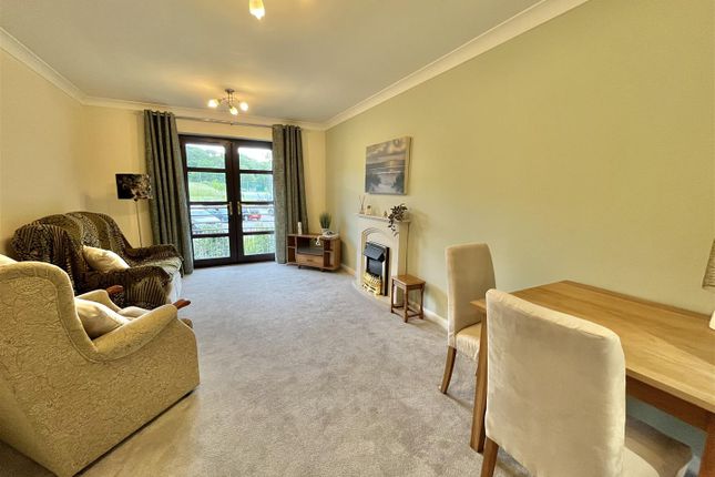 19 Oakford Court, Newshaw Lane, Glossop photo 3
