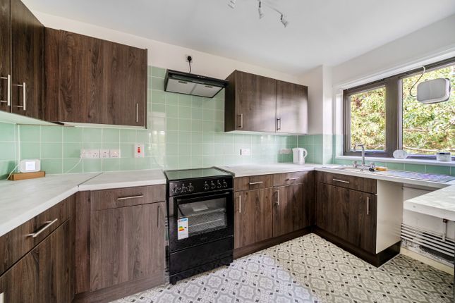 10, Hillcrest, Farnham photo 2