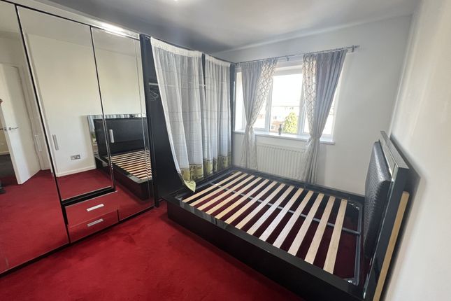 22, Gardner House, Feltham photo 5