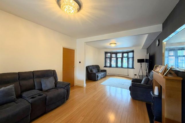 17, Stoughton Drive, Leicester photo 2