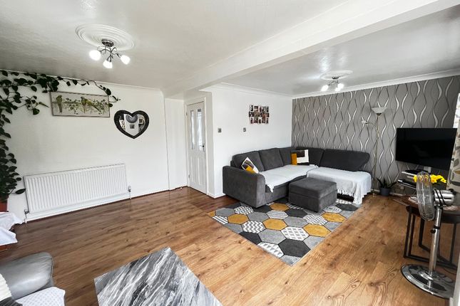 76 Udall Gardens, Romford photo 4