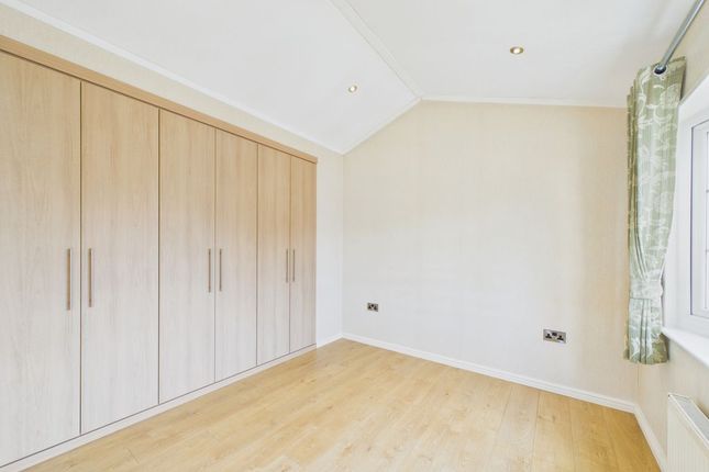 5 Warren Park, Boxhill Road, Tadworth photo 4