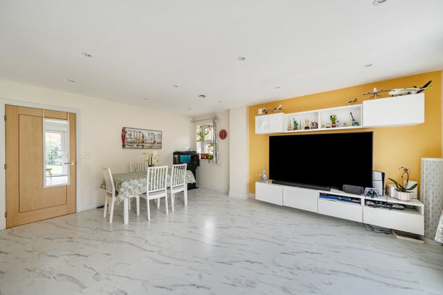11 Laurel Gate,, Archers Road, Southampton photo 4