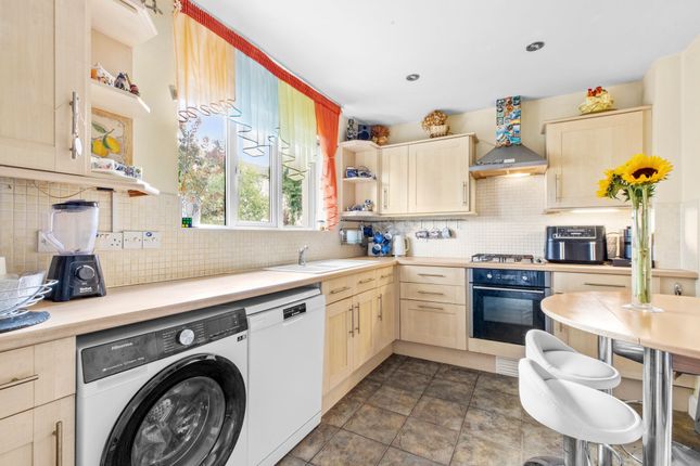 90 Longcroft Avenue, Aylesbury photo 4