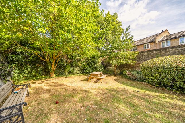 Flat 4, Oakdale Court Fortnam Road, London photo 3