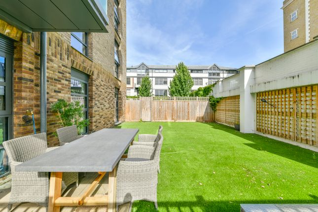 3 bed flat for sale in Pages Walk, London SE1