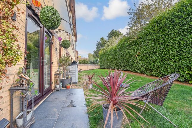 Canons Close, Reigate photo 2
