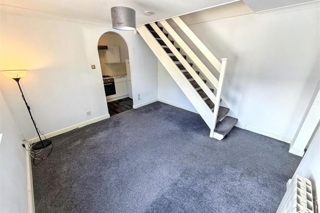 16, Gilderdale, Luton photo 3