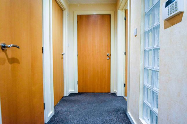 24 Lever Court, Salford photo 5