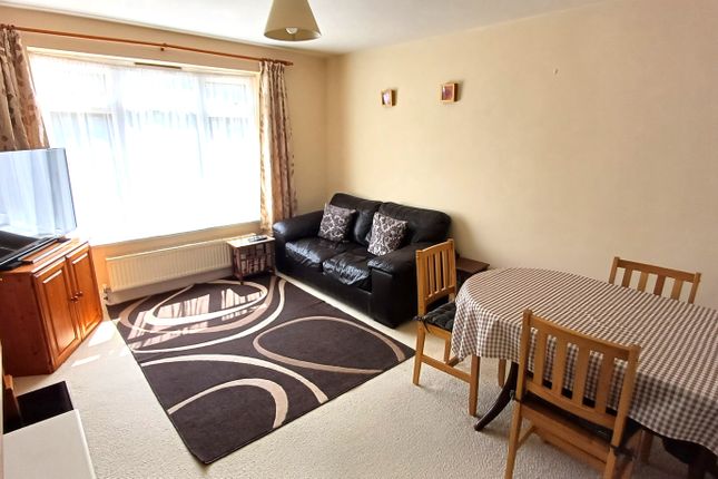 25, Fox Close, Chipping Norton photo 3