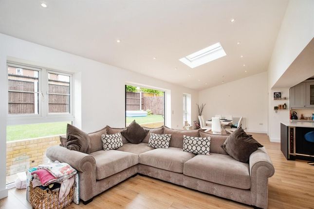 2, Ivy Close, Watford photo 4