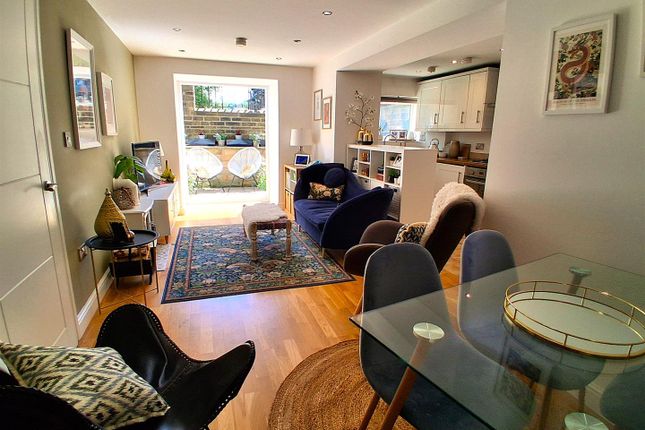 1, Chrisharben Court, Bradford photo 2