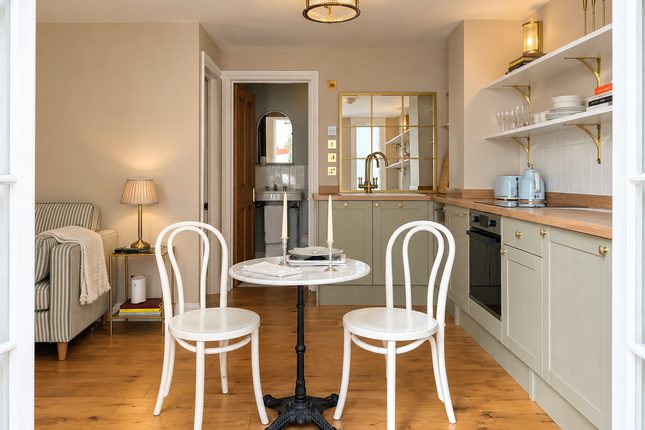 Basement Flat Rear, 226 Ladbroke Grove, London photo 4