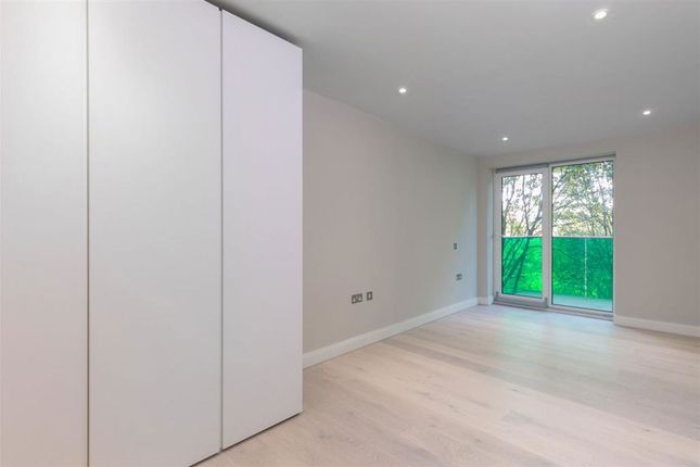 Flat 12, 21, Plough Road, London photo 4