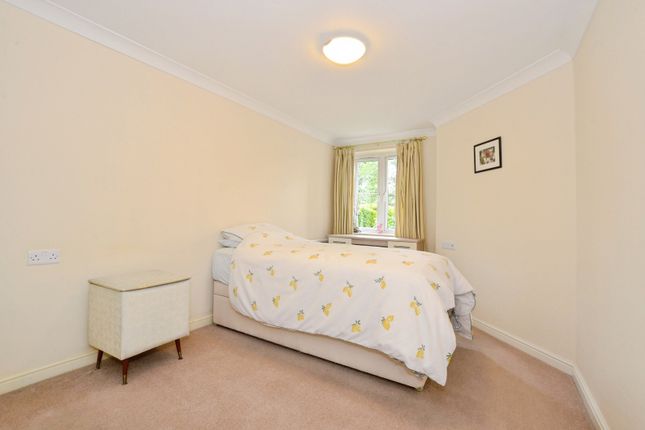 8, Pheasant Court, Watford photo 3