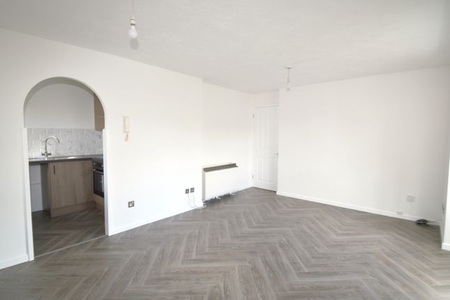 Flat to rent in Frobisher Road, Erith