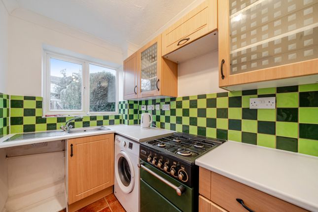 55, Monks Crescent, Surrey photo 3