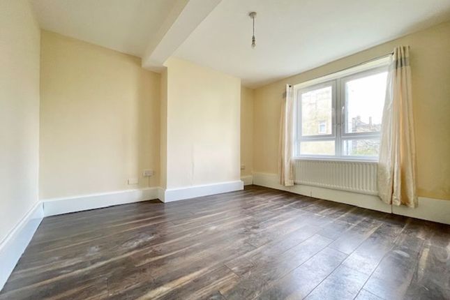 Flat to rent in Rotherhithe New Road, London