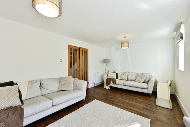31, Farmoor Gardens, Sheffield photo 4