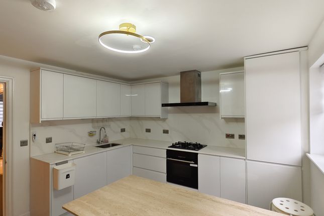 437, St. Davids Square, London photo 4