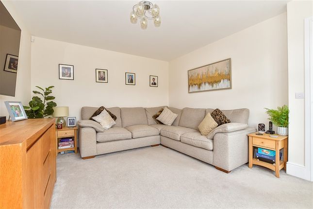 Admiral Way, Marden photo 4