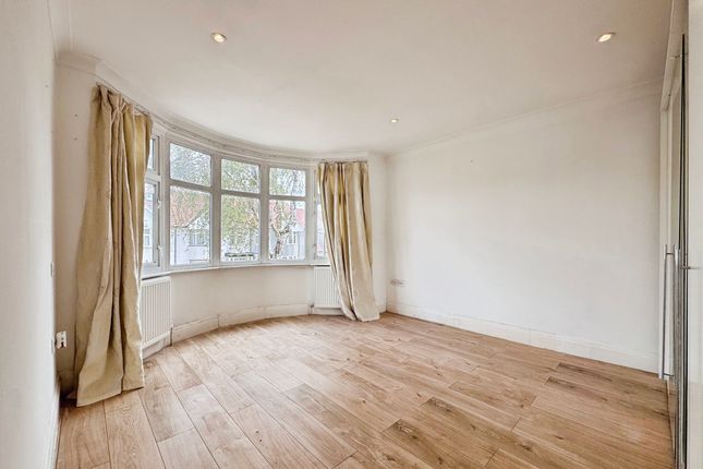 16 Fairfield Crescent, Edgware photo 4