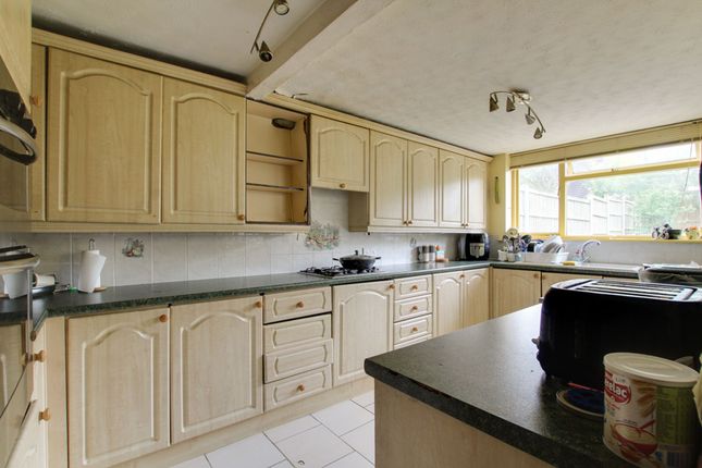 36 Belmont Avenue, Wickford photo 4