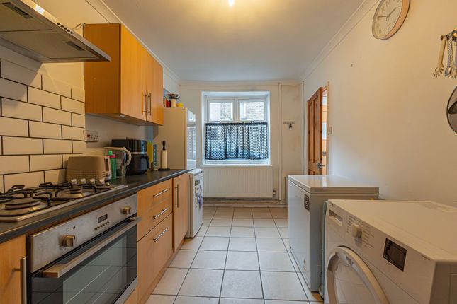 16 Commercial Street, Bridgend photo 4