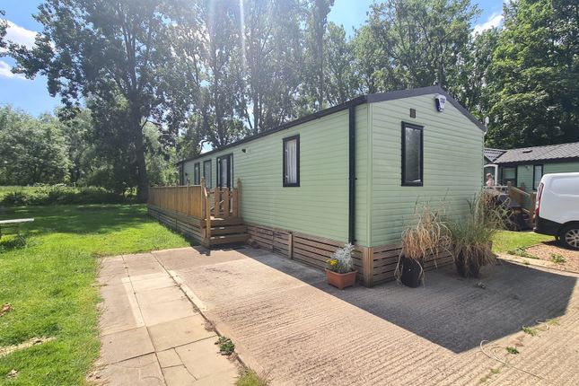 2 bed mobile/park home for sale in Crow Lane, Little Billing, Northampton NN3