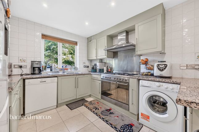 30, Engadine Close, Croydon photo 3